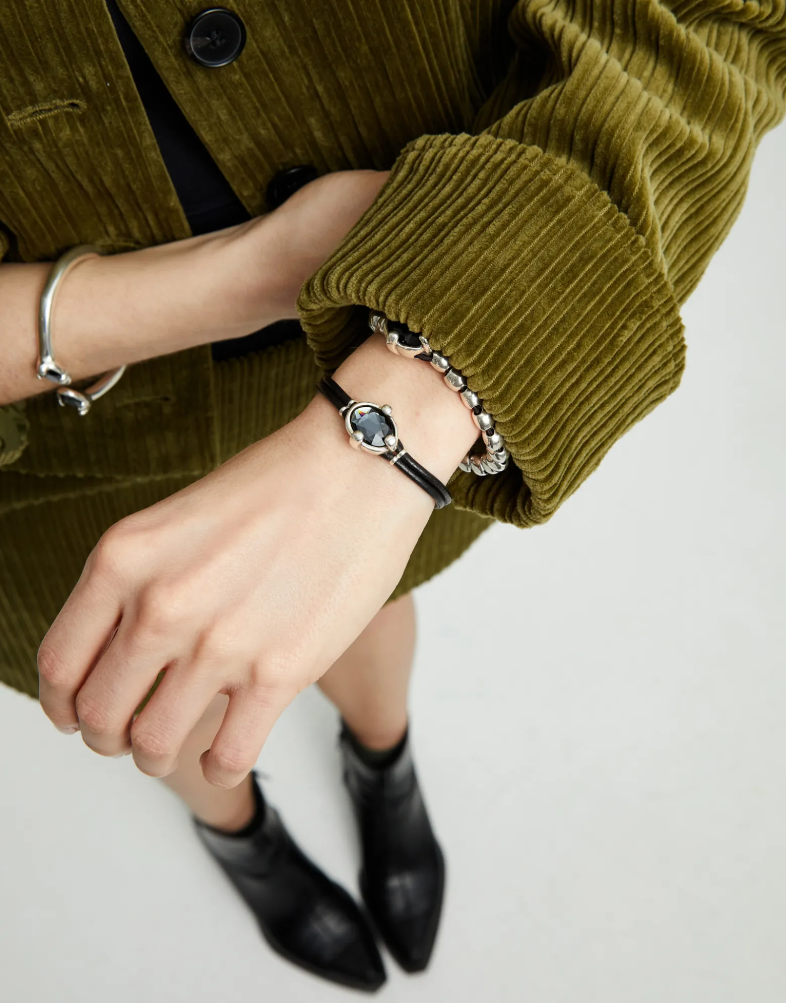 Pulsera de cuero y baño en plata con cristal facetado ovalado negro