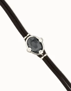 Pulsera de cuero y baño en plata con cristal facetado ovalado negro