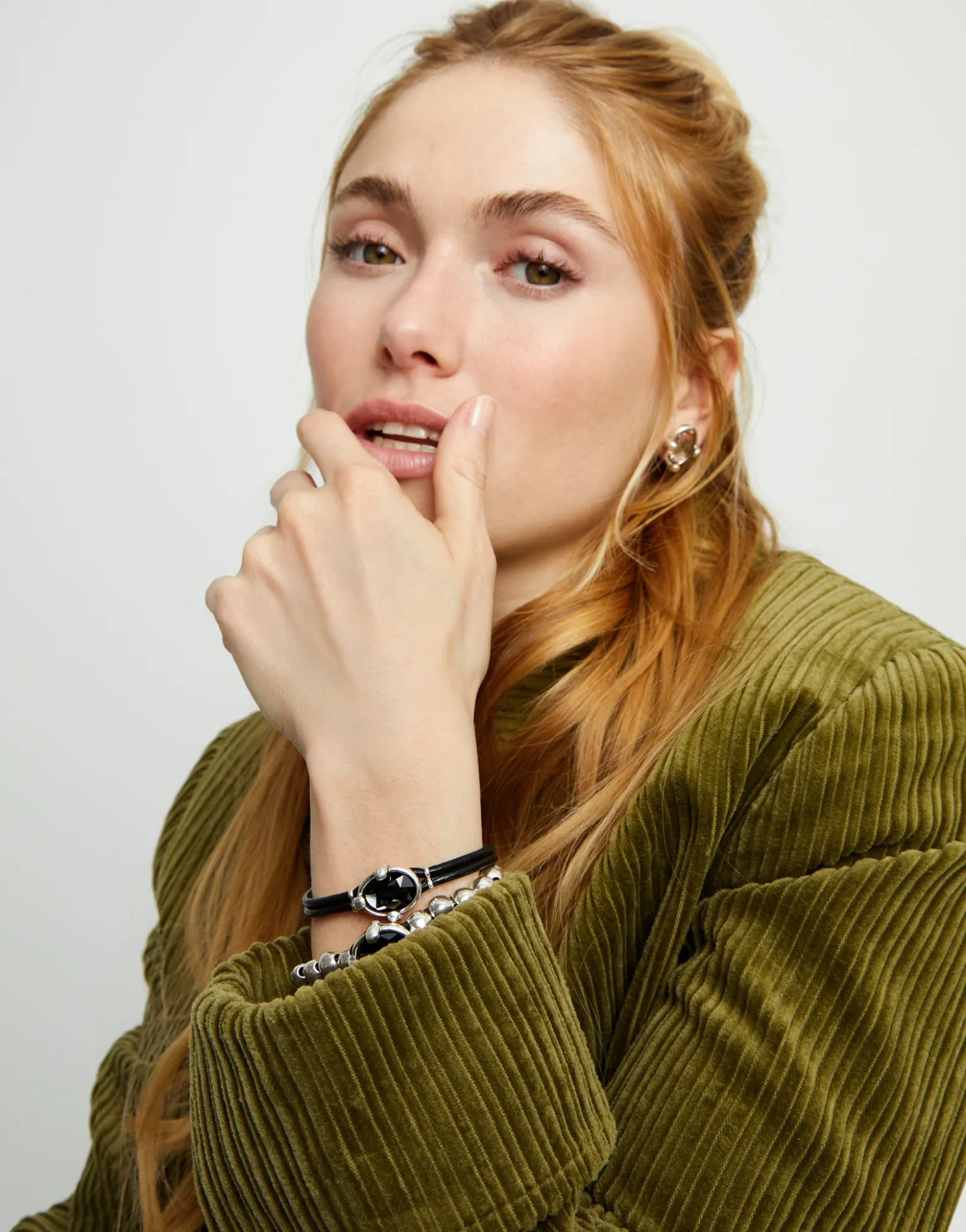 Pulsera de cuero y baño en plata con cristal facetado ovalado negro