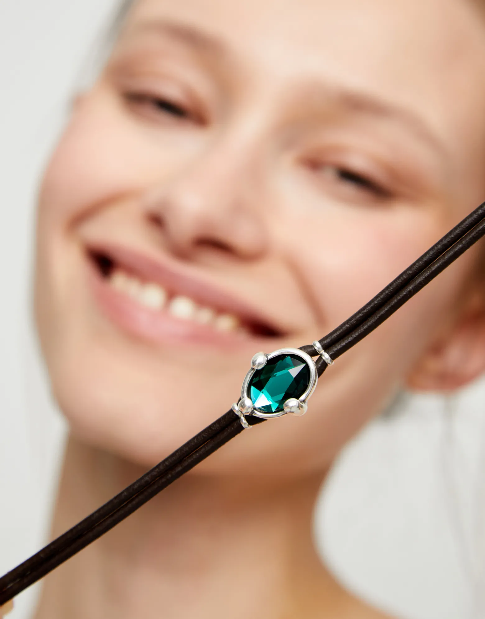 Pulsera de cuero y baño en plata con cristal facetado ovalado verde