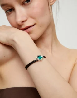 Pulsera de cuero y baño en plata con cristal facetado ovalado verde