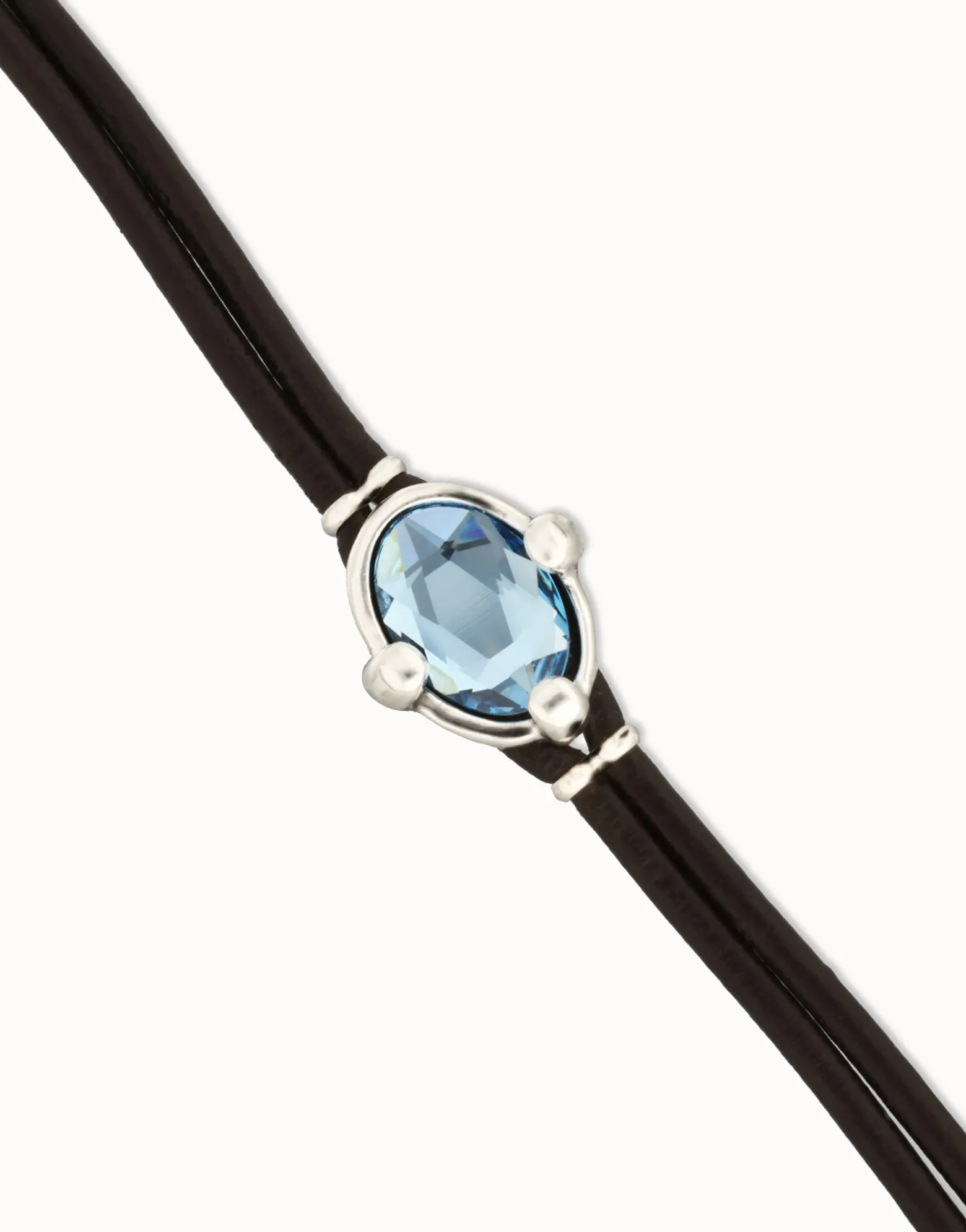 Pulsera de cuero y baño en plata con cristal facetado ovalado azul