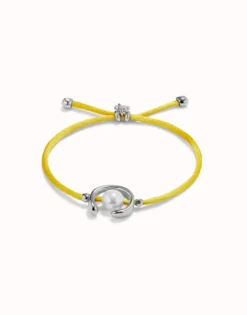 Pulsera de hilo amarillo con perla shell fornitura bañada en plata de ley.