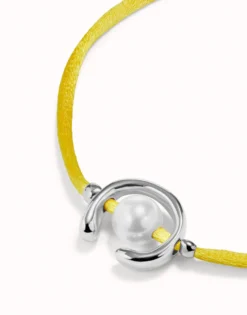 Pulsera de hilo amarillo con perla shell fornitura bañada en plata de ley.