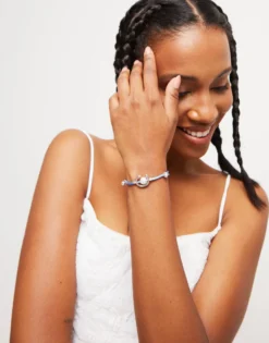 Pulsera de hilo azul con perla shell fornitura bañada en plata de ley.
