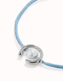 Pulsera de hilo azul con perla shell fornitura bañada en plata de ley.