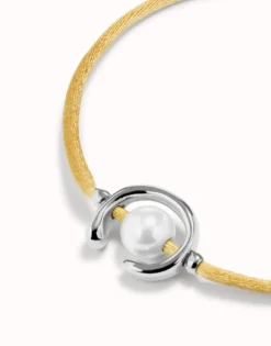 Pulsera de hilo camel con perla shell fornitura bañada en plata de ley.
