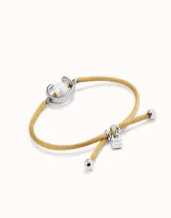 Pulsera de hilo camel con perla shell fornitura bañada en plata de ley.