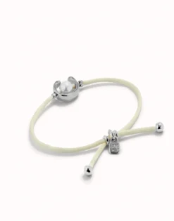 Pulsera de hilo crema con perla shell fornitura bañada en plata de ley.