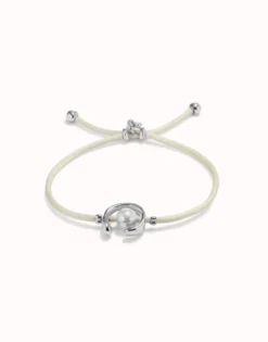 Pulsera de hilo crema con perla shell fornitura bañada en plata de ley.