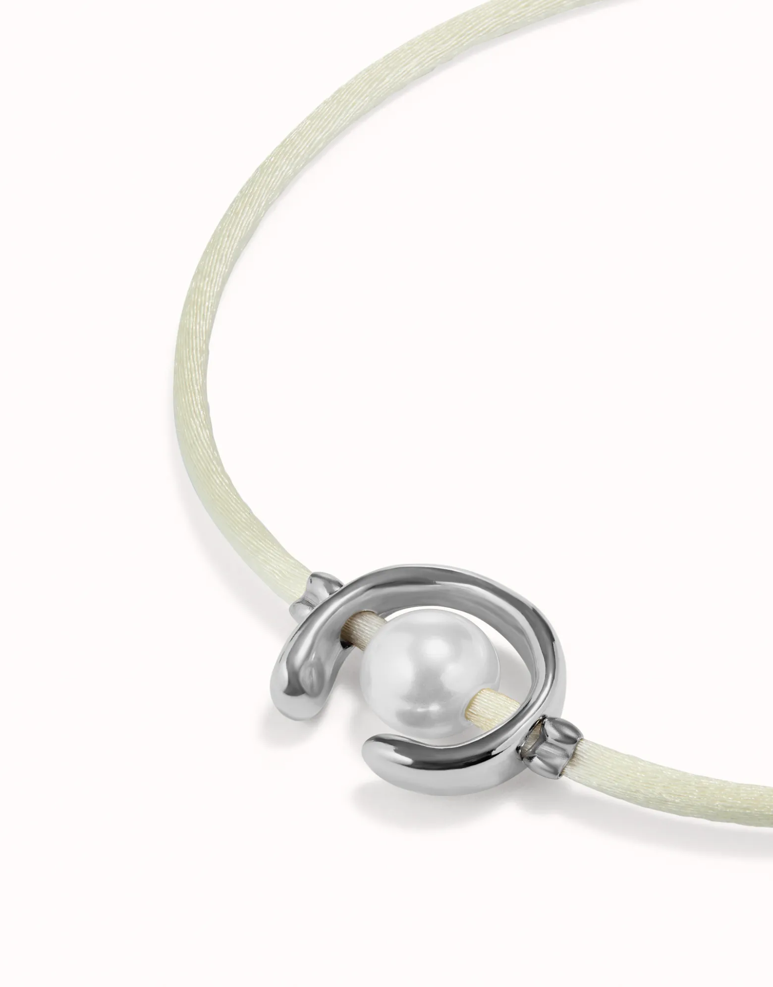 Pulsera de hilo crema con perla shell fornitura bañada en plata de ley.