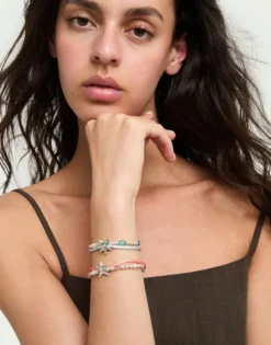 Pulsera de hilo de seda en color naranja bañada en plata con estrella de mar