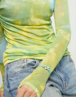 Pulsera de hilo elástico azul con corazón bañado en plata de ley