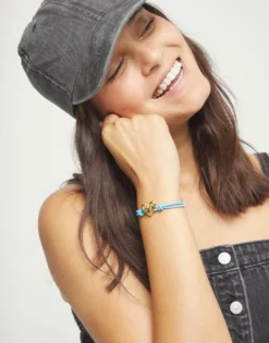 Pulsera de hilo elástico azul con corazón bañado en oro 18k