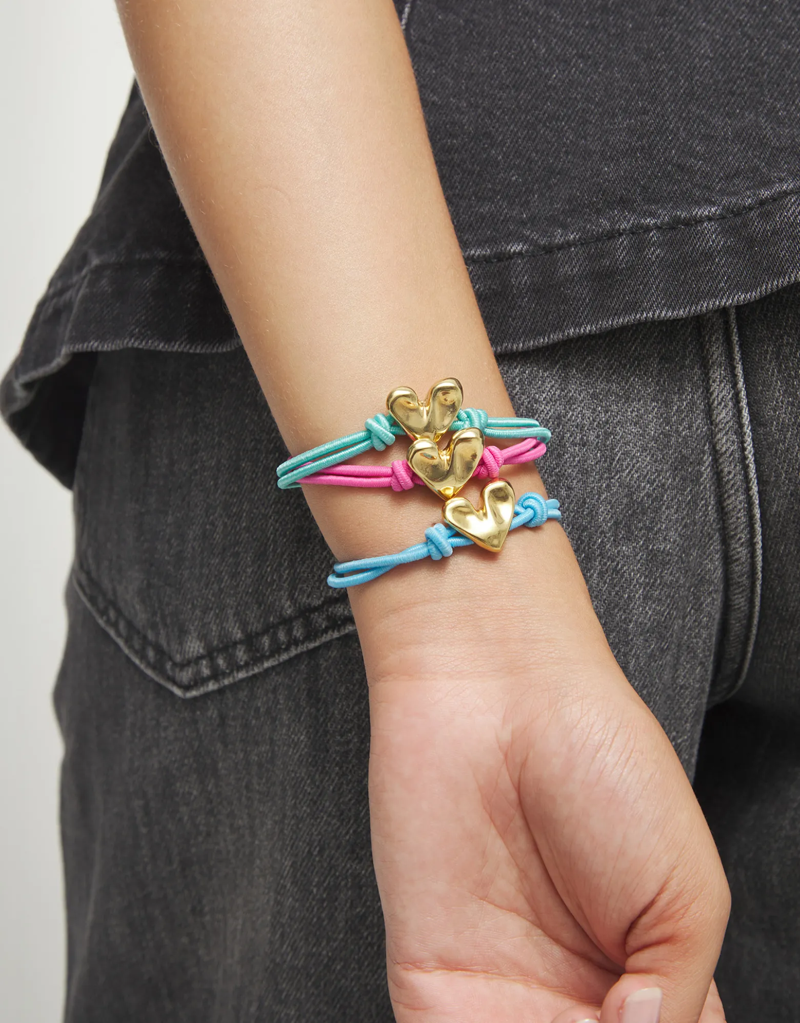 Pulsera de hilo elástico azul con corazón bañado en oro 18k