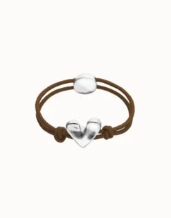 Pulsera de hilo elástico marrón con corazón bañado en plata de ley