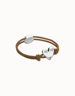 Pulsera de hilo elástico marrón con corazón bañado en plata de ley