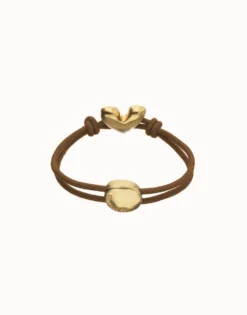 Pulsera de hilo elástico marrón con corazón bañado en oro 18k
