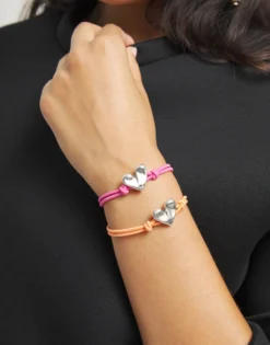 Pulsera de hilo elástico naranja con corazón bañado en plata de ley