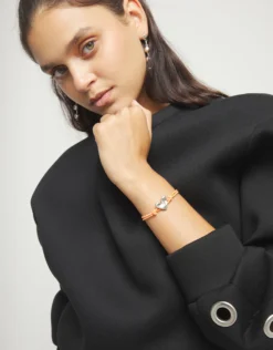 Pulsera de hilo elástico naranja con corazón bañado en plata de ley