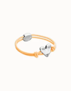Pulsera de hilo elástico naranja con corazón bañado en plata de ley