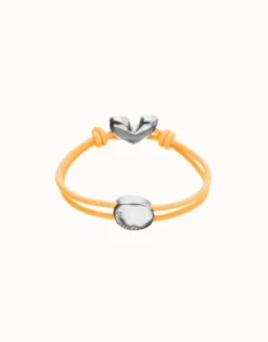 Pulsera de hilo elástico naranja con corazón bañado en plata de ley