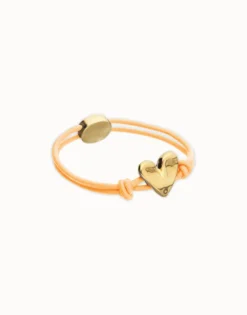 Pulsera de hilo elástico naranja con corazón bañado en oro 18k