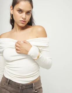 Pulsera de hilo elástico naranja con corazón bañado en oro 18k