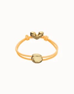 Pulsera de hilo elástico naranja con corazón bañado en oro 18k