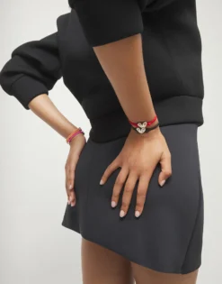 Pulsera de hilo elástico negro con corazón bañado en plata de ley