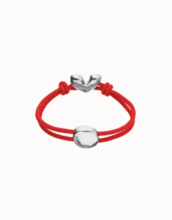 Pulsera de hilo elástico rojo con corazón bañado en plata de ley