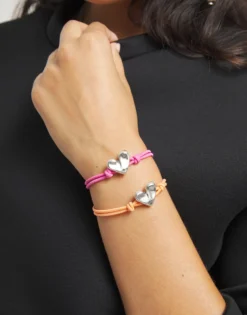 Pulsera de hilo elástico rosa con corazón bañado en plata de ley