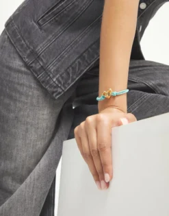 Pulsera de hilo elástico turquesa con corazón bañado en oro 18k