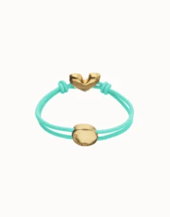 Pulsera de hilo elástico turquesa con corazón bañado en oro 18k