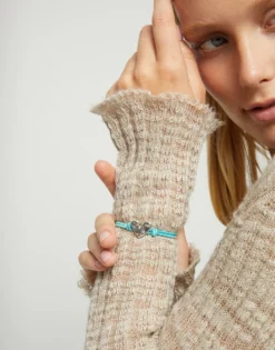 Pulsera de hilo elástico turquesa con corazón bañado en plata de ley