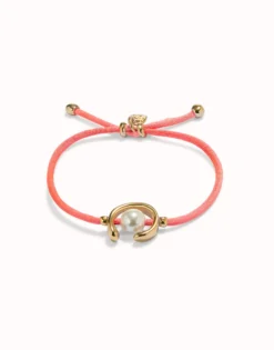Pulsera de hilo fucsia con perla shell fornitura bañada en oro 18k.