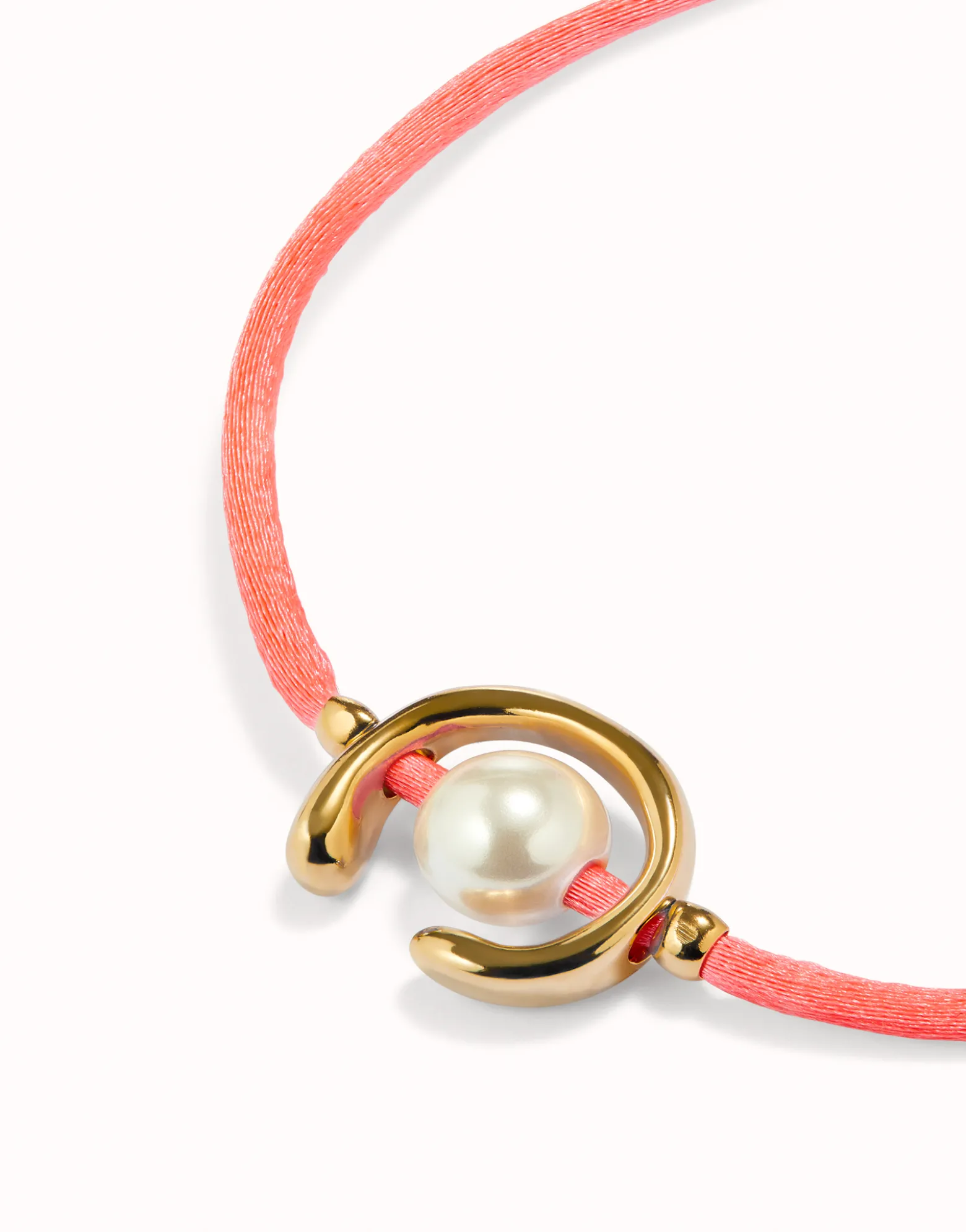 Pulsera de hilo fucsia con perla shell fornitura bañada en oro 18k.