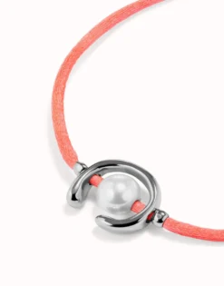 Pulsera de hilo fucsia con perla shell fornitura bañada en plata de ley.