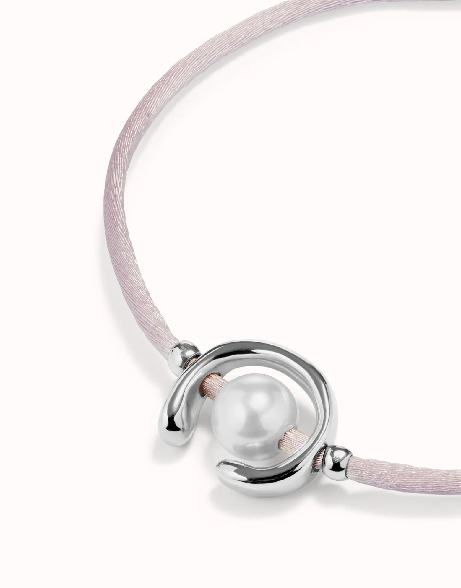 Pulsera de hilo lila con perla shell fornitura bañada en plata de ley.