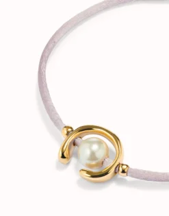 Pulsera de hilo lila con perla shell fornitura bañada en oro 18k.