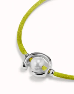 Pulsera de hilo lima con perla shell fornitura bañada en plata de ley.