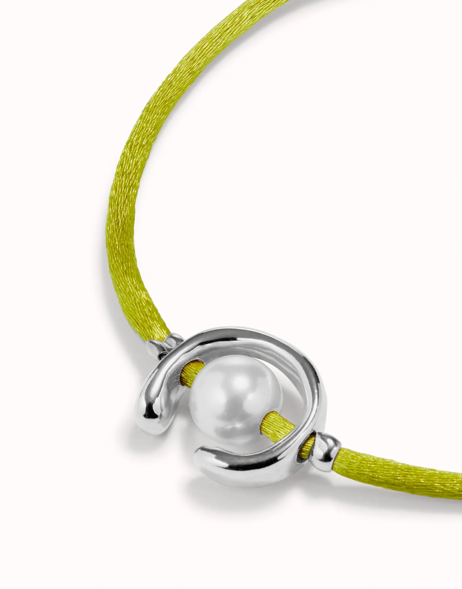 Pulsera de hilo lima con perla shell fornitura bañada en plata de ley.
