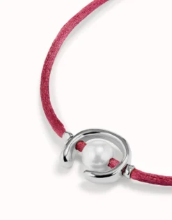 Pulsera de hilo malva con perla shell fornitura bañada en plata de ley.