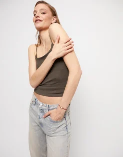 Pulsera de hilo malva con perla shell fornitura bañada en oro 18k.