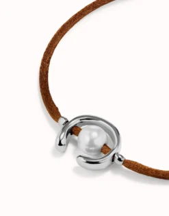 Pulsera de hilo marrón con perla shell fornitura bañada en plata de ley.