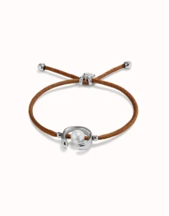 Pulsera de hilo marrón con perla shell fornitura bañada en plata de ley.