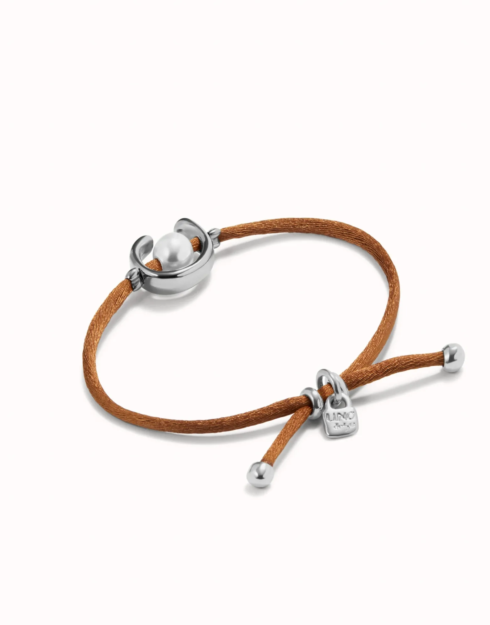 Pulsera de hilo marrón con perla shell fornitura bañada en plata de ley.