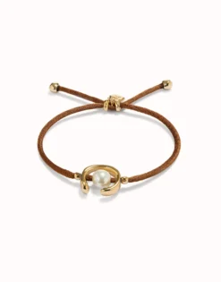 Pulsera de hilo marrón con perla shell fornitura bañada en oro 18k.