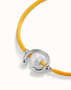 Pulsera de hilo naranja con perla shell fornitura bañada en oro 18k.