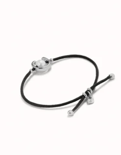 Pulsera de hilo negro con perla shell fornitura bañada en plata de ley.